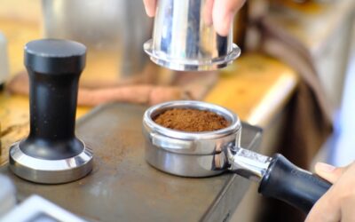 Jak zaparzyć kawę w kafetierce, aby wydobyć pełnię smaku?