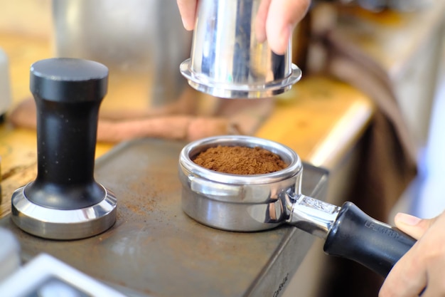 Jak zaparzyć kawę w kafetierce, aby wydobyć pełnię smaku?