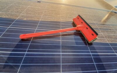 Jaka szczotka do mycia paneli fotowoltaicznych sprawdzi się na Twoim dachu?