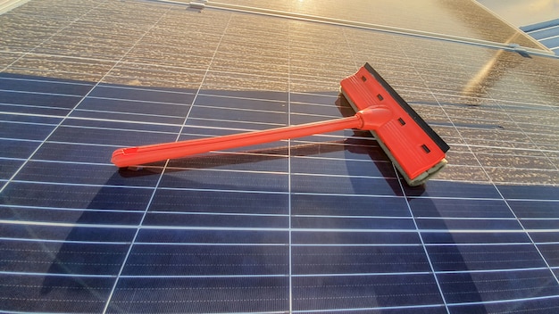 Jaka szczotka do mycia paneli fotowoltaicznych sprawdzi się na Twoim dachu?