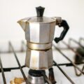 Kawiarka aluminiowa czy stalowa – którą wybrać do domowej kawy?
