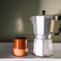 Kawiarka aluminiowa czy ze stali nierdzewnej – którą wybrać do domowego espresso?