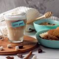 Która kawa ma najwięcej mleka i dlaczego cieszy się taką popularnością?