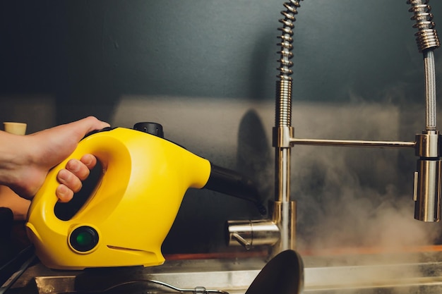 Myjka parowa jak używać w codziennym sprzątaniu?