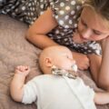 W co ubrać noworodka do spania, aby zapewnić mu spokojną noc?