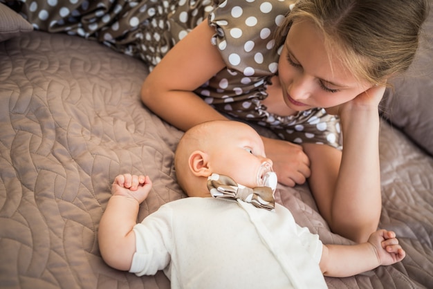 W co ubrać noworodka do spania, aby zapewnić mu spokojną noc?