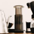Zaparzacz do kawy czy kawiarka – co wybrać do domowej kuchni?