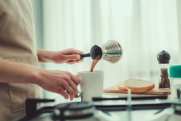 Czy ubijać kawę w kawiarce przed zaparzeniem?