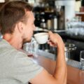 Jak się parzy kawę w kawiarce, by wydobyć głębię smaku?