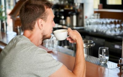 Jak się parzy kawę w kawiarce, by wydobyć głębię smaku?