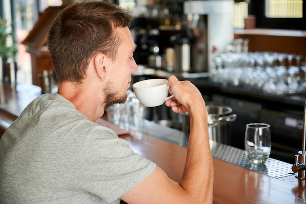 Jak się parzy kawę w kawiarce, by wydobyć głębię smaku?