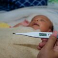 Jaka normalna temperatura u niemowlaka i kiedy warto się niepokoić?