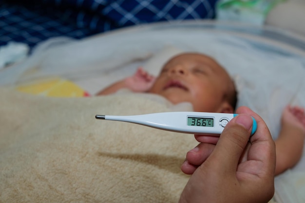 Jaka normalna temperatura u niemowlaka i kiedy warto się niepokoić?