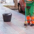 Jaki sprzęt do czyszczenia kostki brukowej sprawdzi się w ogrodzie?