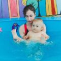 Co na basen dla niemowlaka warto zabrać?