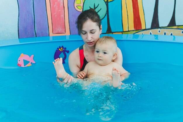 Co na basen dla niemowlaka warto zabrać?