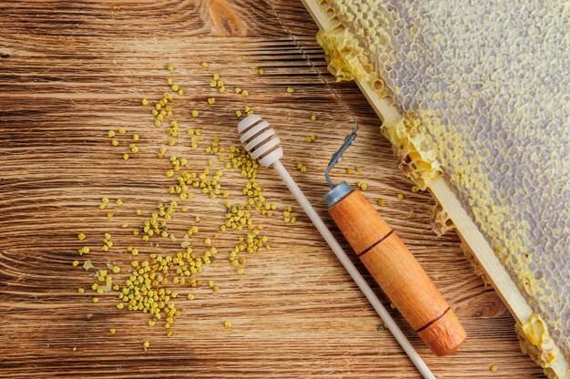 Co zawiera pyłek pszczeli i czym wyróżnia się jego skład?