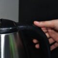 Jak używać kawiarki na indukcji bez obaw o uszkodzenie sprzętu?