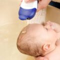 W jakiej temperaturze kąpie się niemowlę, aby było bezpieczne?